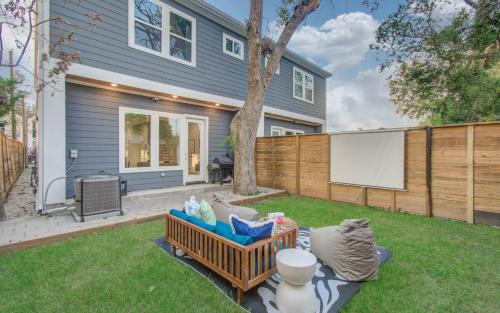 Greater Third Ward House | 4BR w/Backyard Theatre | 5 Mins to Downtown