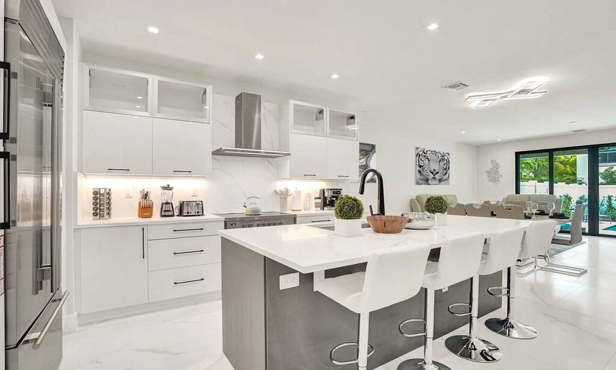 Colee Hammock House | 4BR w htd Pool Walk to Las Olas 5mins to Beach
