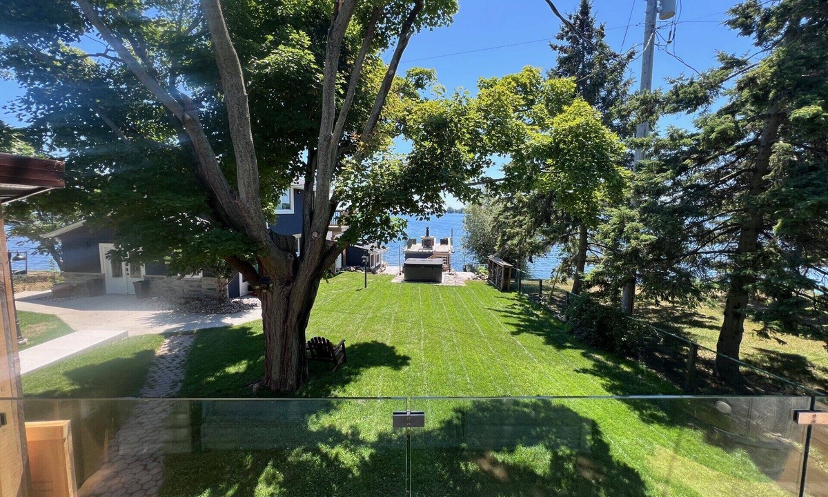 Waupoos House | 4BR Water View Bungalow | Smith Bay ViewsnSTA Licence Number 2021-0078 R3