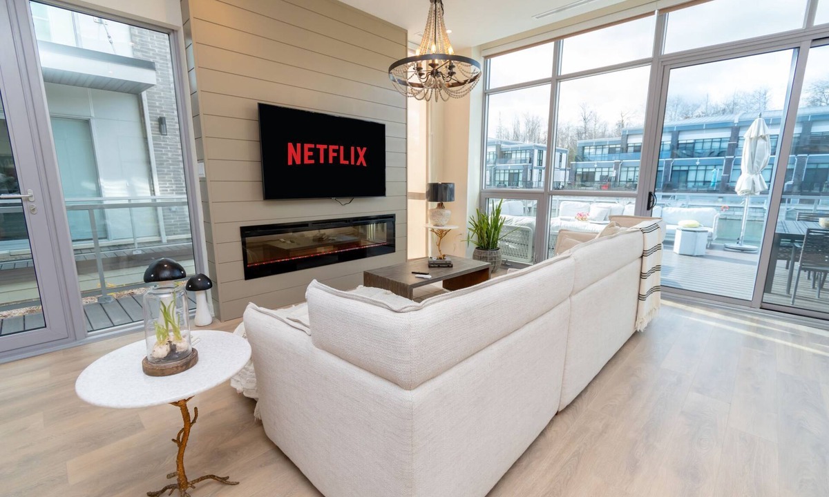 Innisfil House | 4BR Waterfront Townhome + HotTub