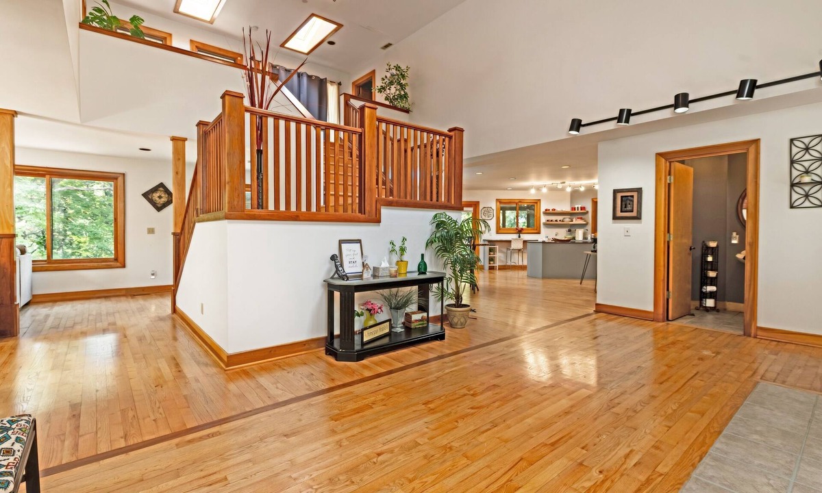 Murphysboro House | 4MasterSuites Wine, Wellness, Retreat