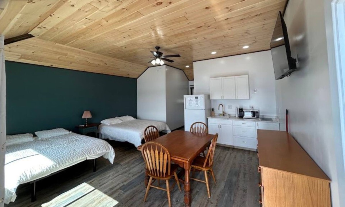 Town of Webb Hostel | 4th Lake Beachside Room @ Eagle Bay Village