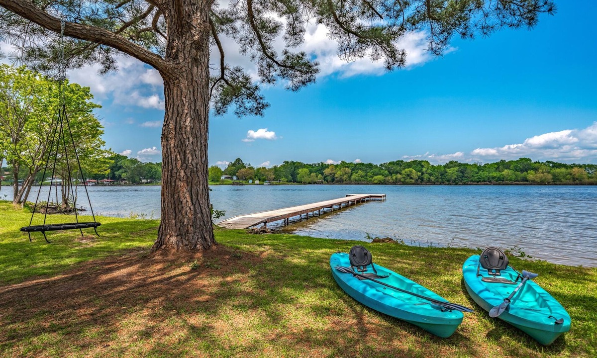 Wills Point House | 4th Nt Free! Waterfront Bungalow! Dock | Kayaks