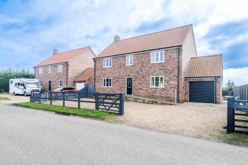 Stow Bardolph Apartment | 4x Bed Luxurious Home With a View