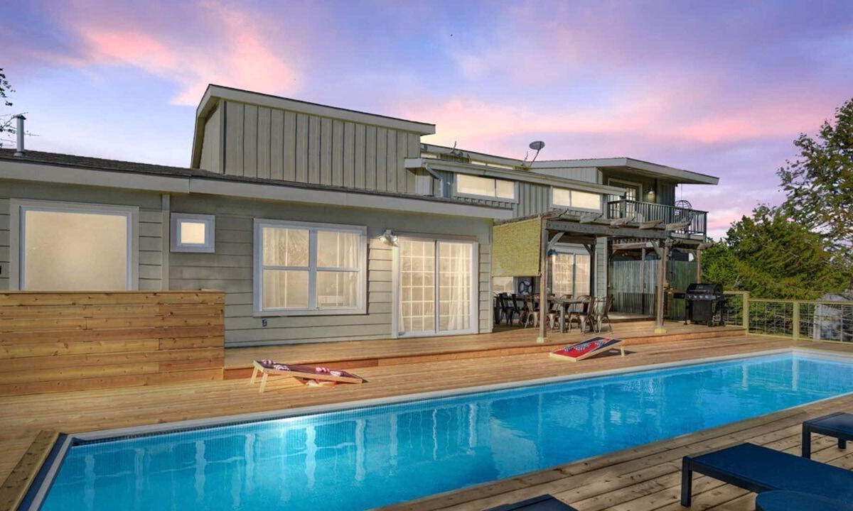 Austin House | 5 Acre Country Retreat | Hot Tub + Pool + 2 Primary Suites | Great 4 Gatherings