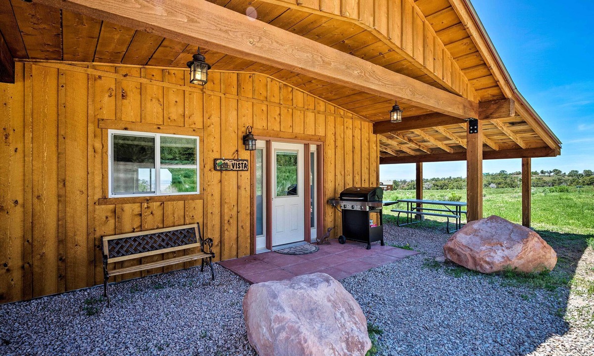 Spanish Valley Apartment | 5-Acre Moab Studio w/BBQ & Stunning Mtn Views