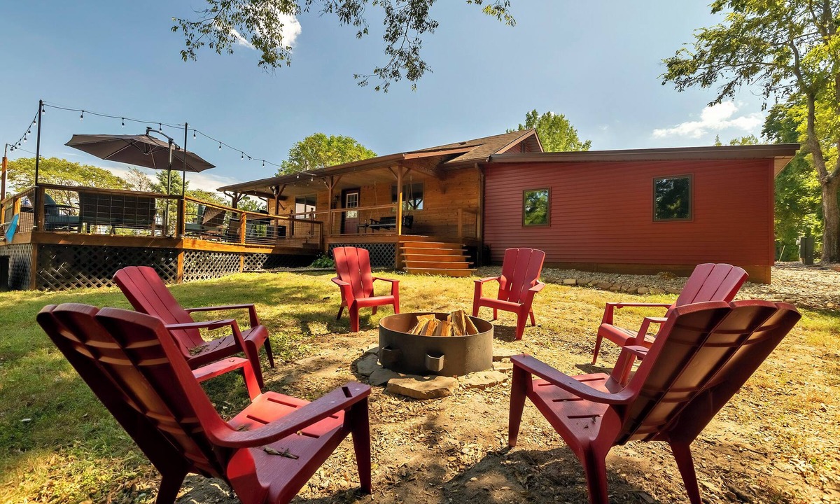 Wolf Creek House | 5 acre Paradise-Shawnee Wine Trail, Pool, Pond, Firepit, Pet Friendly