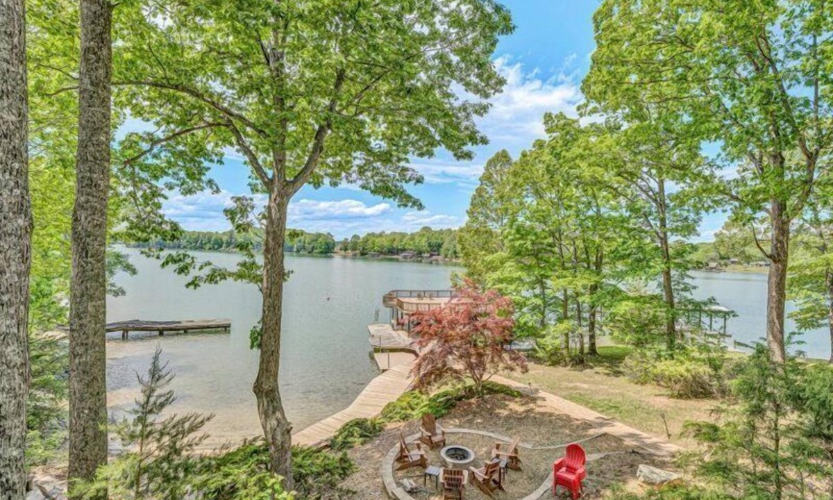 Huddleston House | 5 Bathrooms, 2 Flex Rooms, 3½ Bathrooms! Sandy Beach, Pet Friendly, Hot Tub, Fire Pit & Wifi!