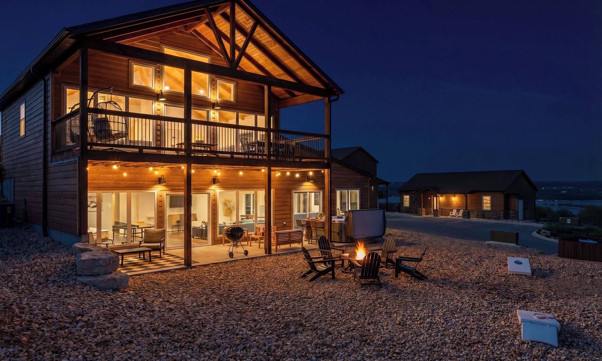 Kimberling City House | 5 Bd | 7 Bth | Private Indoor Pool | Hot Tub | Ping Pong | Foosball | Firepit