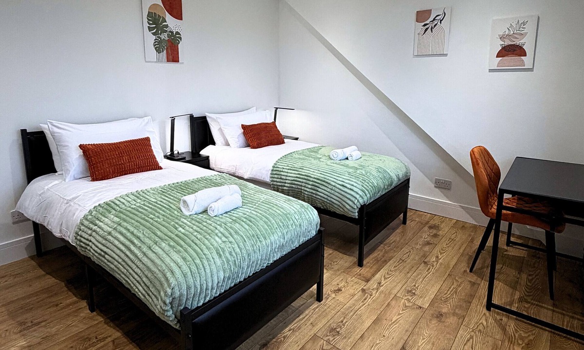 Arbury House | 5 BDR Home, Sleeps 9, Parking x4