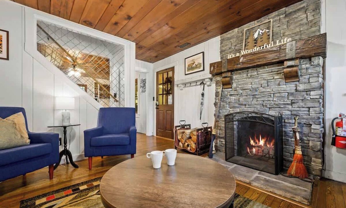 Gatlinburg Cottage | 5 Bdrm/1940's Cottage/Walk to Downtown/Hot Tub