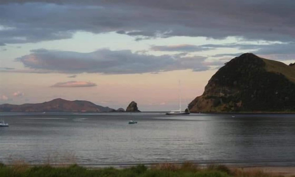 Port Charles House | 5 Bdrm Beachfront Family Escape