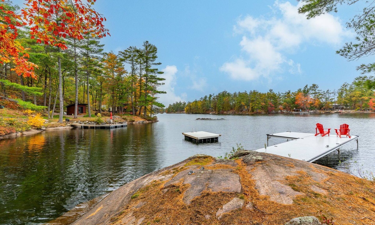 Havelock-Belmont-Methuen House | 5 BDRM Kasshabog Lake Retreat
