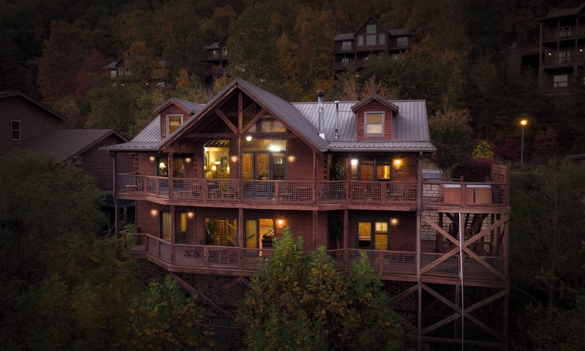 Gatlinburg Cabin | 5 bdrm |Theater |Gameroom| Hot Tub | Arcade