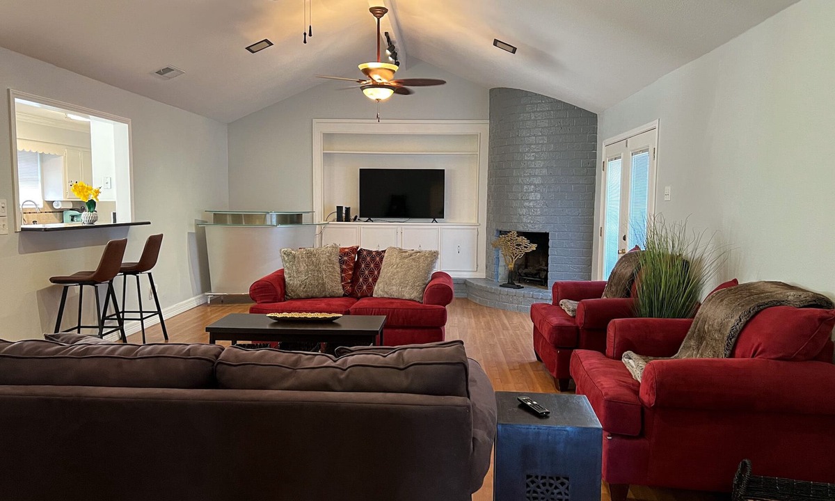 South Side House | 5 BDRMS. Corp or Vacay. Centrally Located. Ample