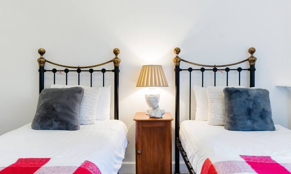 Comely Bank Apartment | 5*Beautiful&Vintage, spacious in chic location!