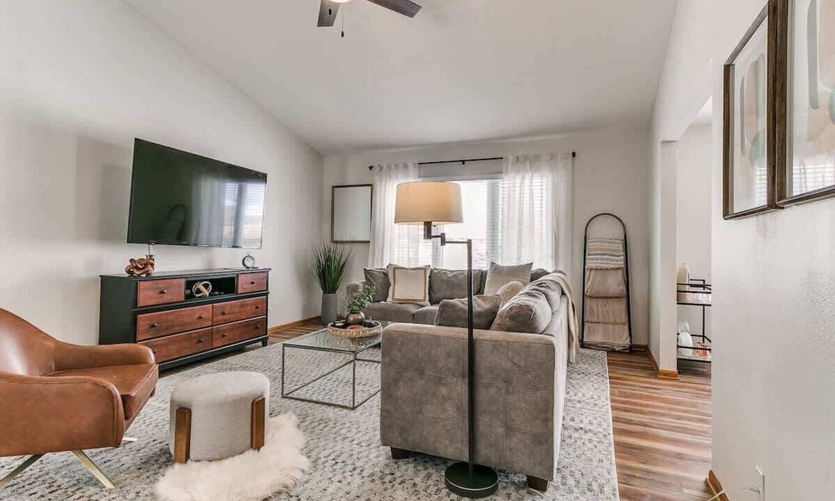 Ames House | 5 Bed 2 Bath/Modern Large Home