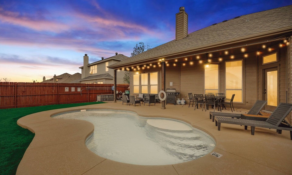 Waxahachie House | 5-Bed/2-Bath Pool & Backyard Retreat