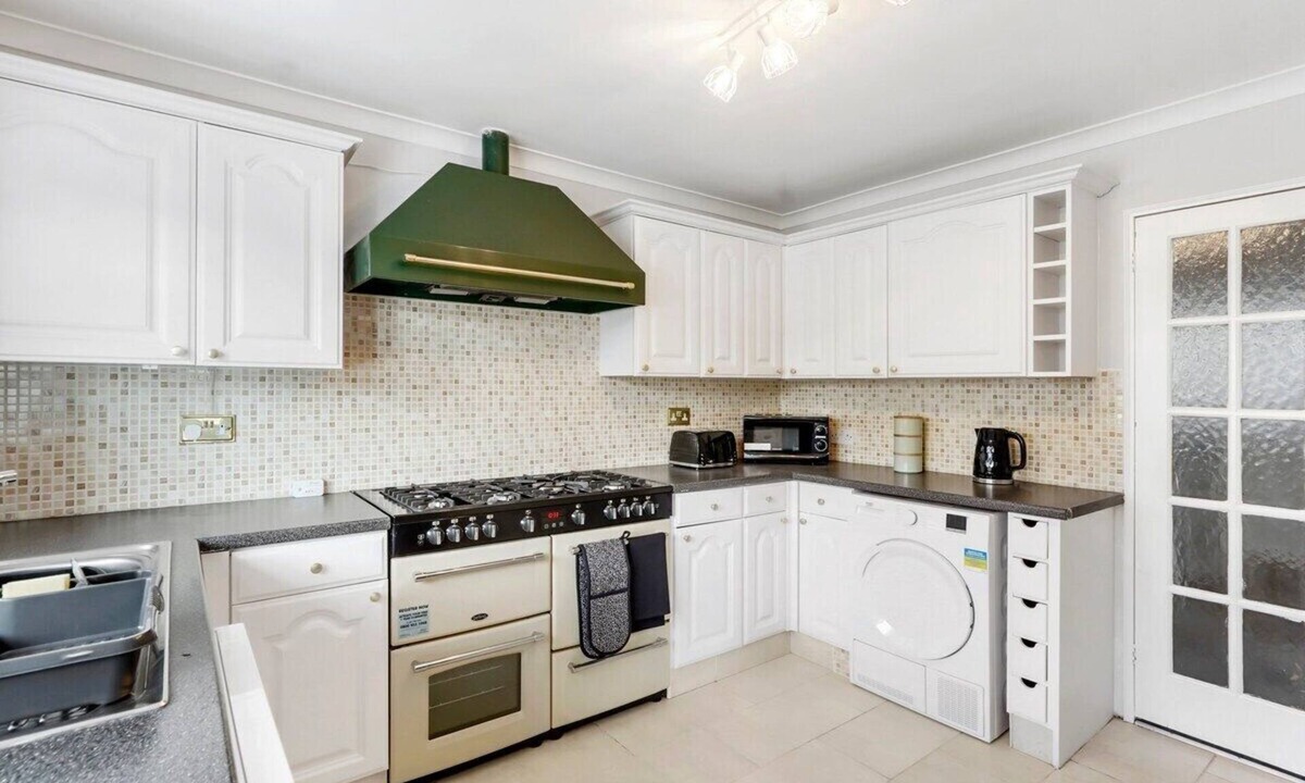 Chelmsford House | 5 Bed - 2 Bath - Detached house - Parking for 4