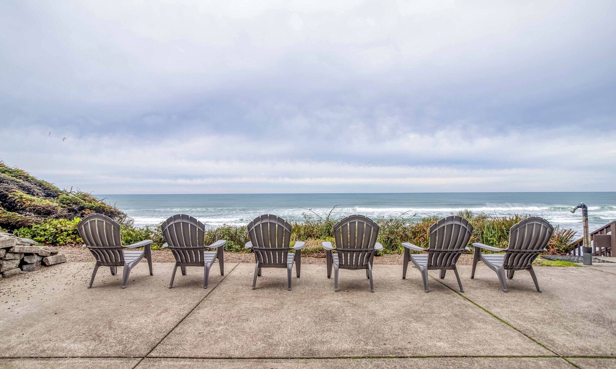 Roads End House | 5-Bed, 5-Bath Oceanfront home has Beach Access, Panoramic Roads End Views!