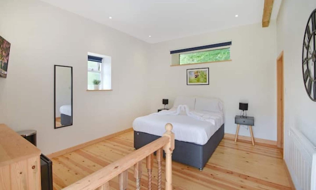 Birchington House | 5 Bed Barn Conversion - with private hot tub!