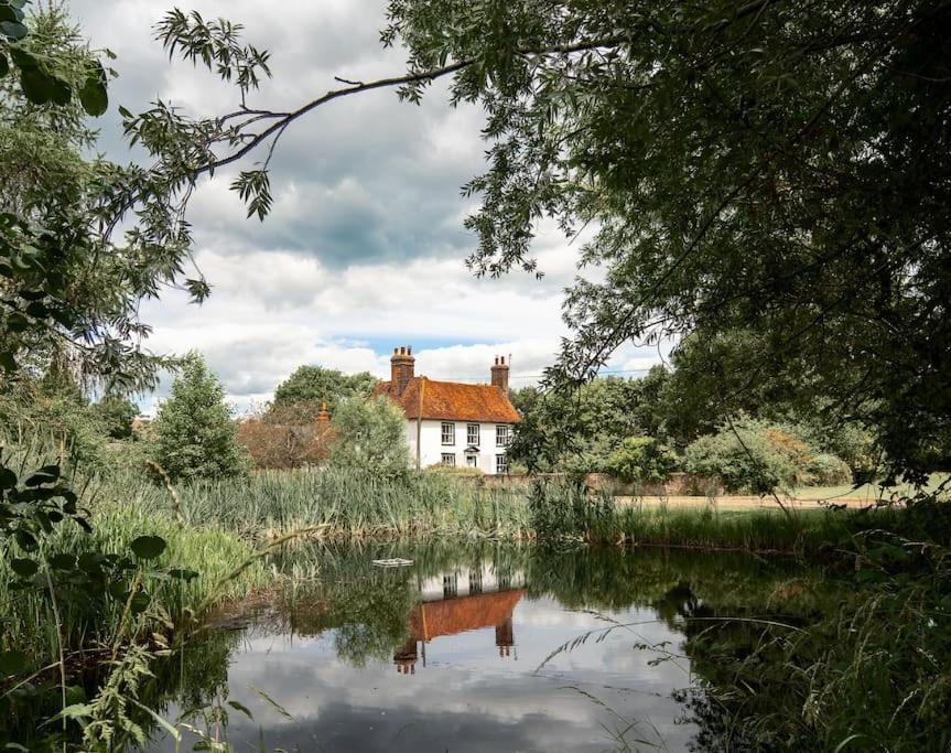 Harlow House | 5 Bed Farmhouse Suitable for Contractors Private Parking