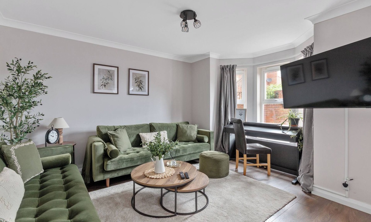 Woking House | 5-Bed Home (sleeps 11), 3.5 Baths, Free Parking