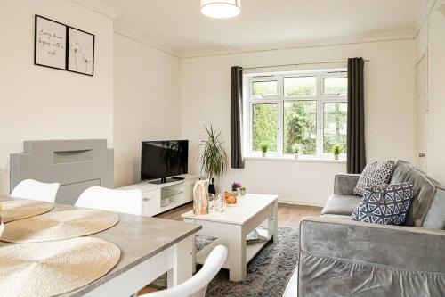 Banbury House | 5 Bed House - Free Parking