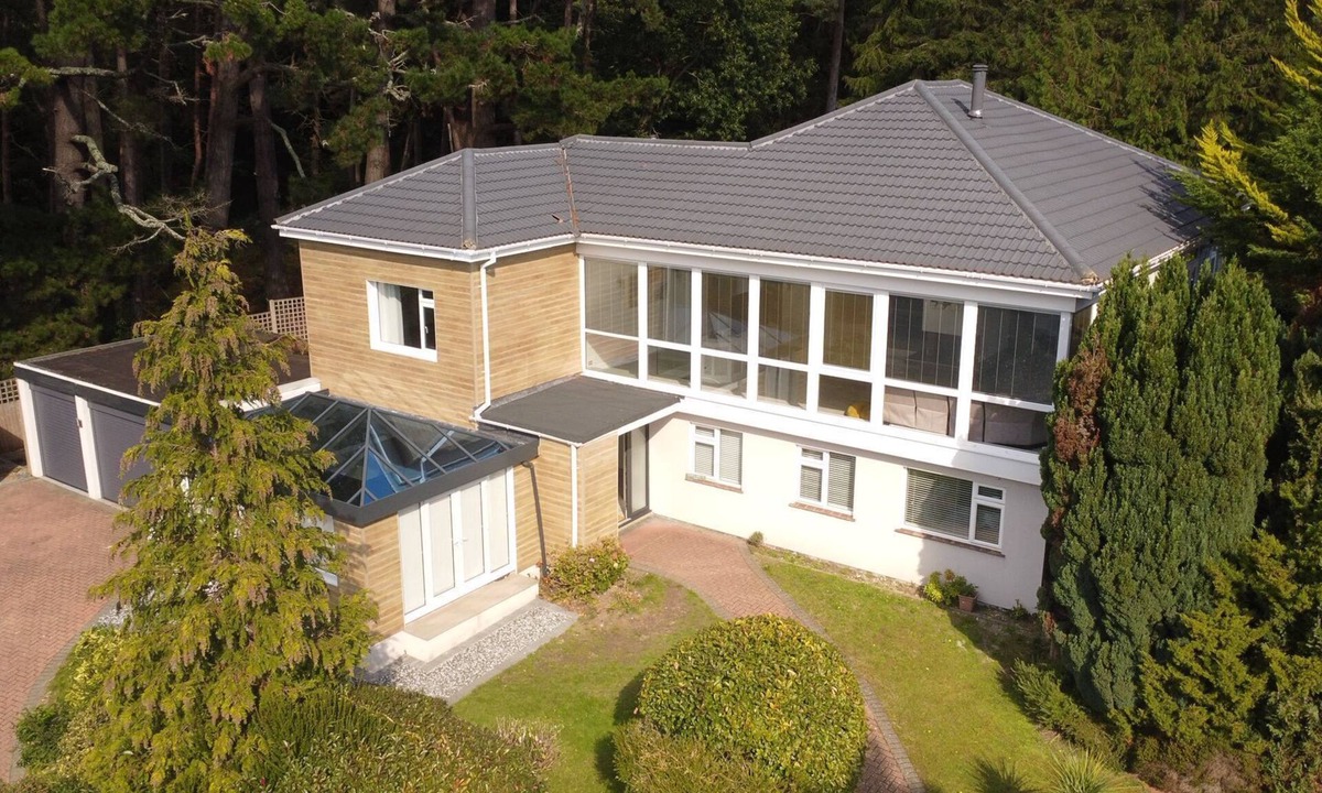 St Leonards House | 5 Bed House - Pool - Hot Tub - Sauna - Pool Table - Near New Forest - Sleeps 12