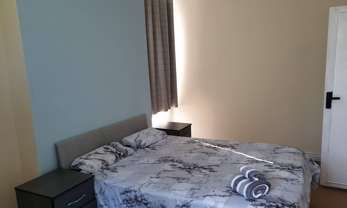 Stoke-on-Trent House | 5 Bed House - Sleeps 6 - Wifi - Parking