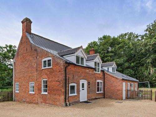 Wroxham House | 5 Bed in Hoveton 56103