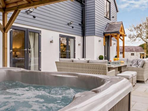 Bont Newydd House | 5 Bed in Rhosbodrual 80729