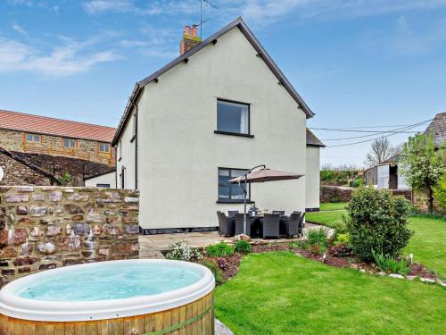 Saint Blazey House | 5 Bed in Wellington oc-77900