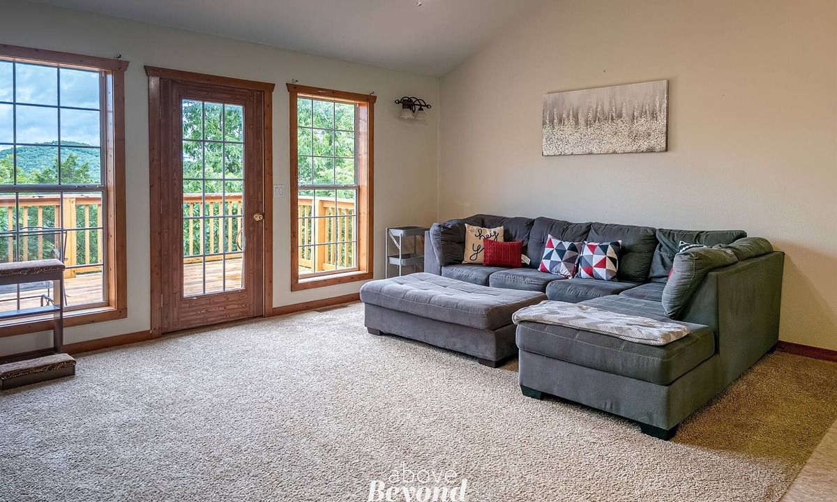 Branson House | 5 bed Mountain View Retreat on 8 Acres Near Town