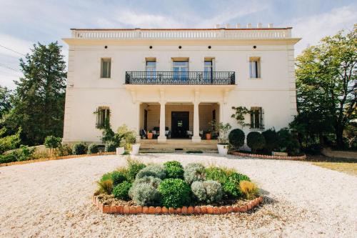 Saint-Jean-Pla-de-Corts Villa | 5 Bed Villa - Sleeps 10 - Pets - Pool - Parking