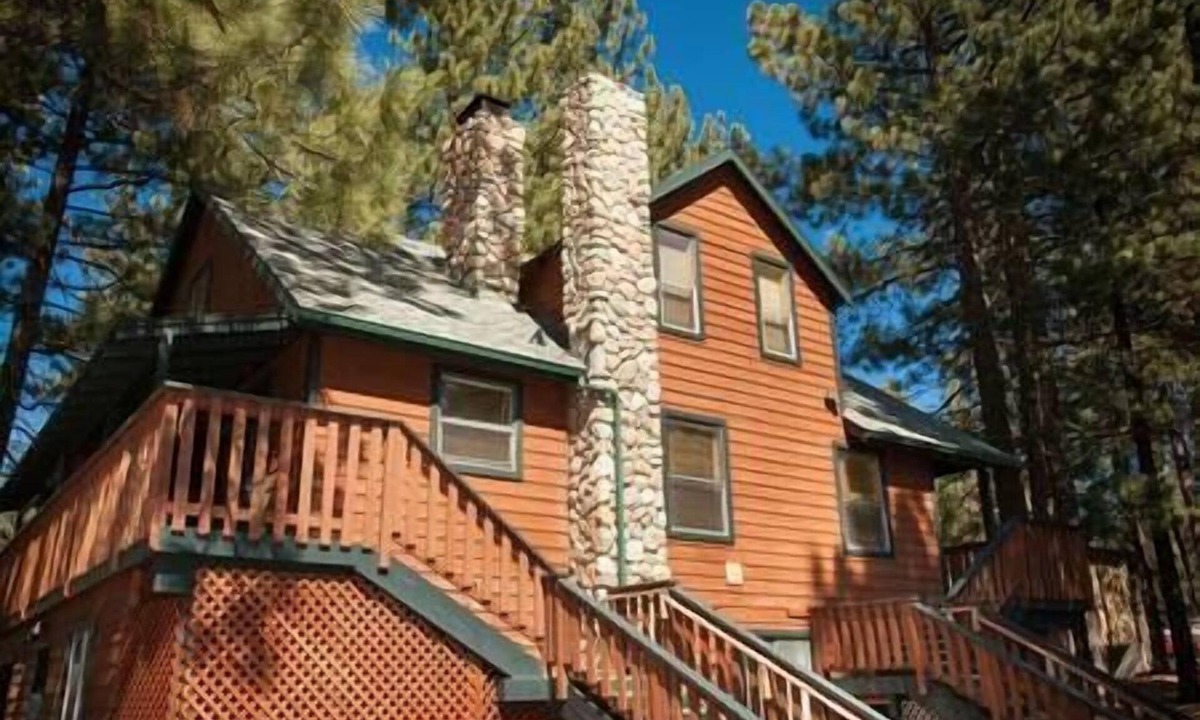 Lakeside Park Cabin | 5 Bedroom, 2 Bath Cabin. 2 Kings, 3 Queens. Full Kitchen, living/dining room.