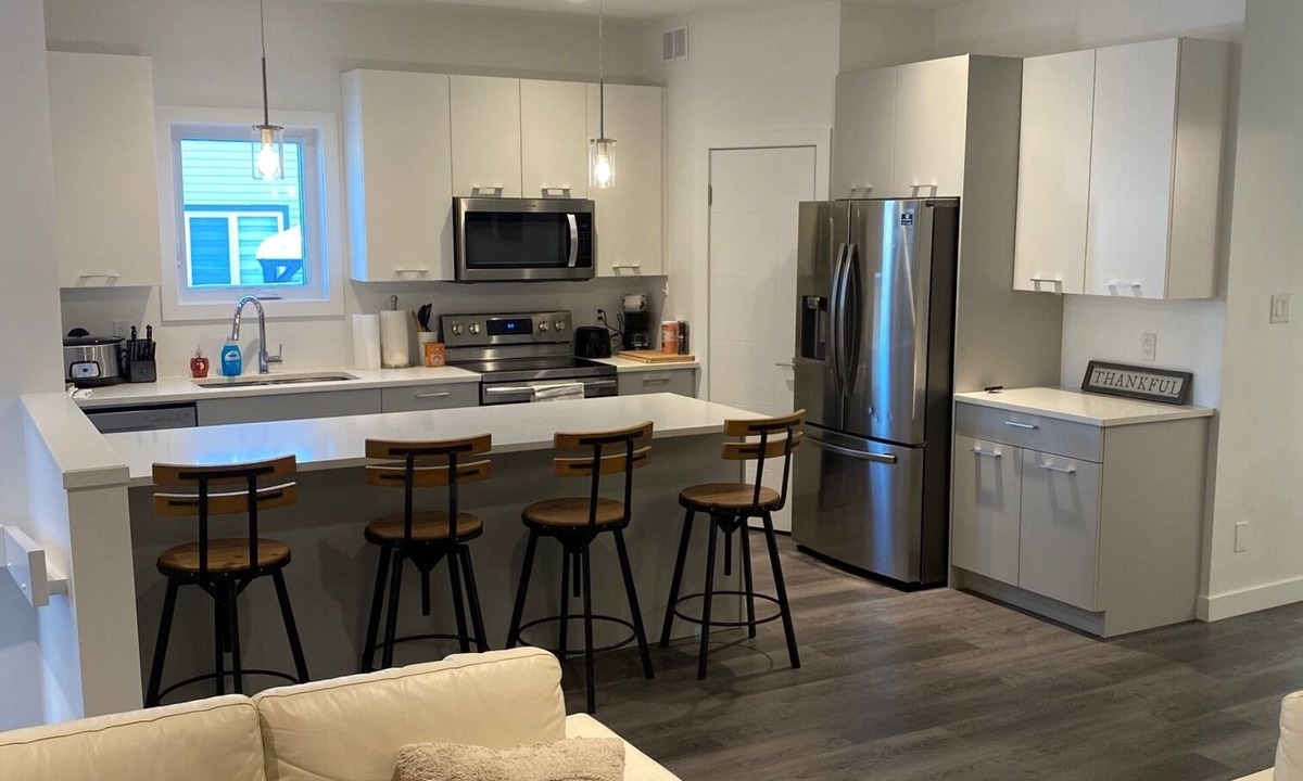 Fort Gary House | 5 Bedroom, 2 kitchen FRESH home