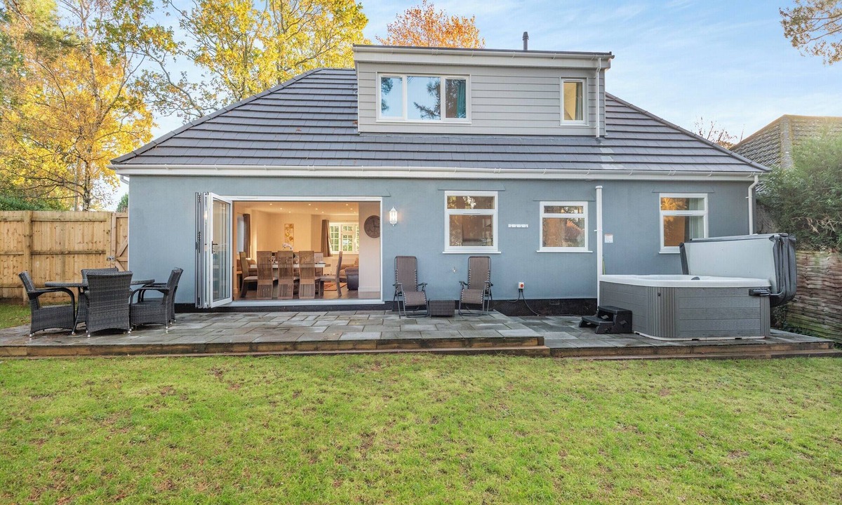 Ferndown Cottage | 5 bedroom accommodation in Bournemouth