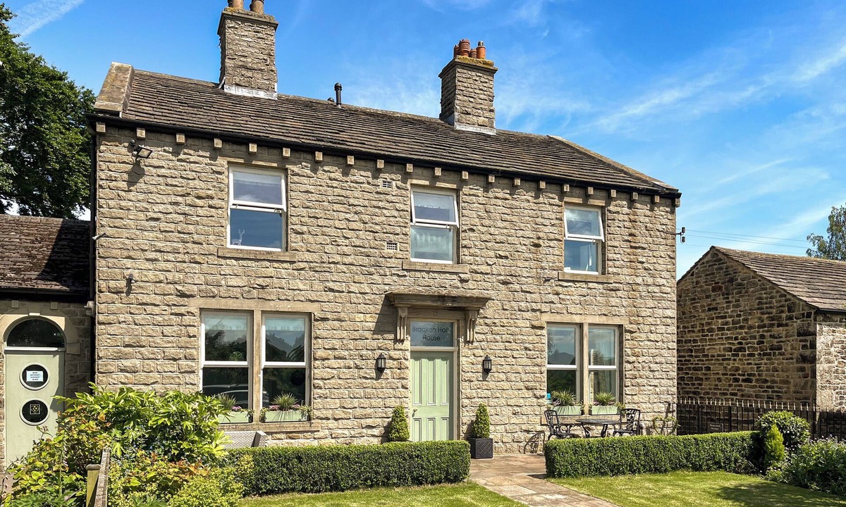 Shipley Cottage | 5 bedroom accommodation in Baildon
