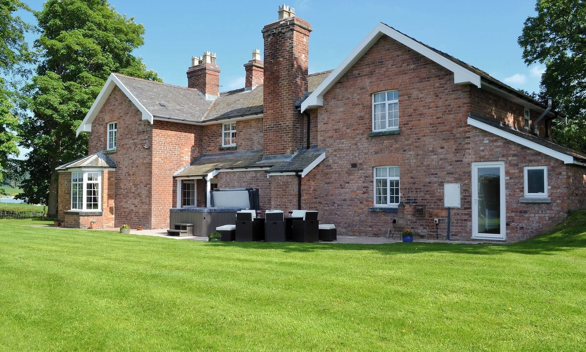 Newtown Cottage | 5 bedroom accommodation in Newtown