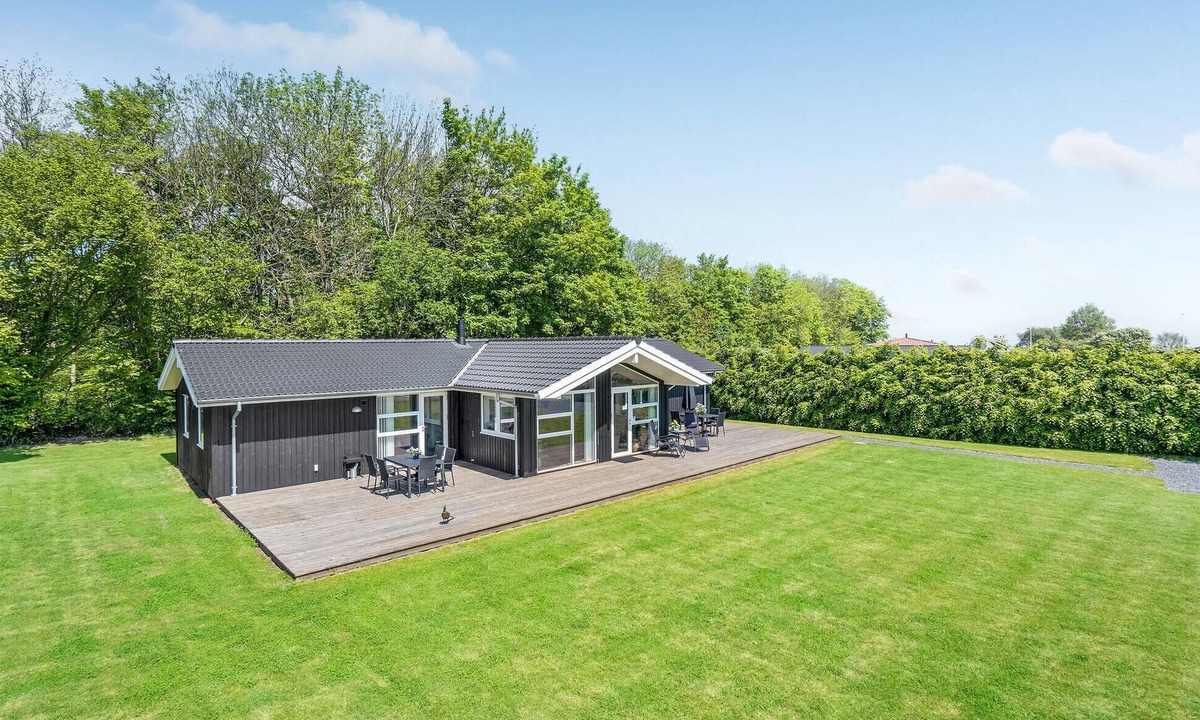 Mommark Strand House | 5 bedroom amazing home in Sydals