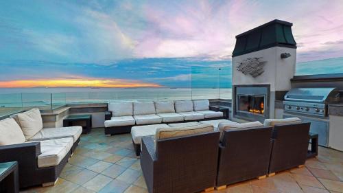 Sunset Beach House | 5 Bedroom Beachfront Masterpiece