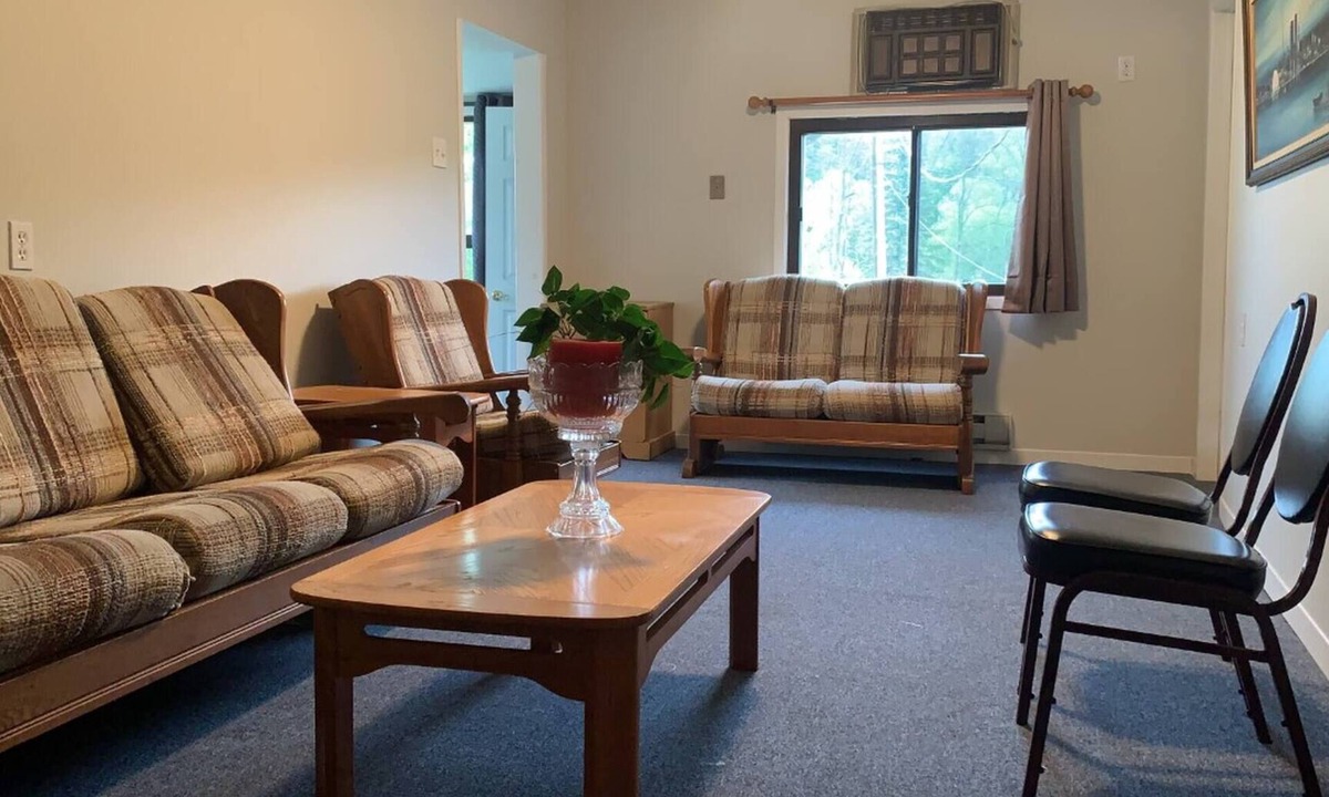 Roseneath House | 5 Bedroom Cottage at Rice Lake!