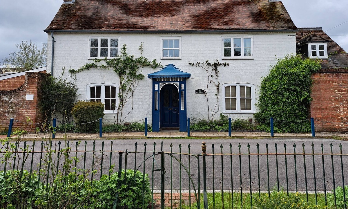 Botley House | 5 bedroom family home in friendly village by local country park, river and coast