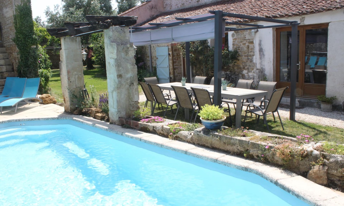 La Chapelle-Themer House | 5 bedroom gite with private pool in village setting