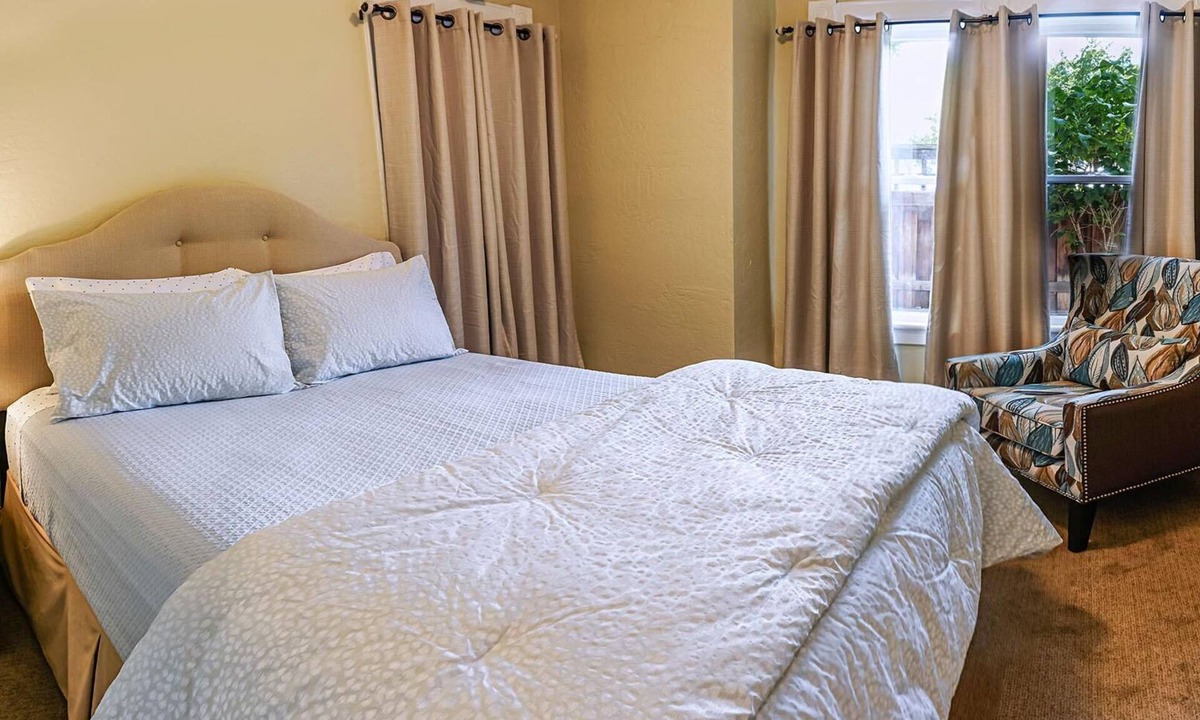 Historic Downtown District Apartment | 5 bedroom historic home with brand new furnishings, and is perfect for up to 14 guests.