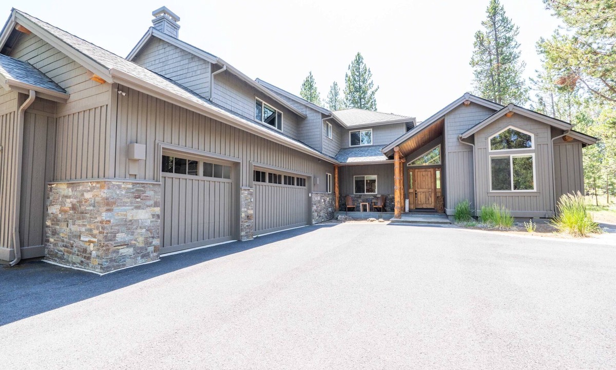 Sunriver House | 5 bedroom home with private hot tub, shared pool and gourmet kitchen