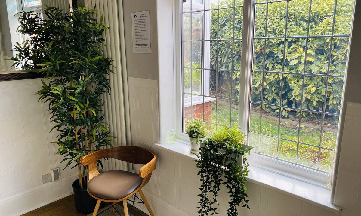 Peterborough House | 5 bedroom house suitable for groups - central location