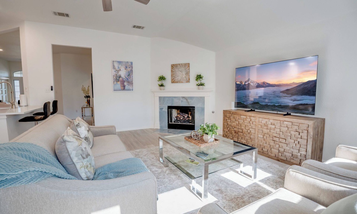 Pflugerville House | 5 Bedroom, Private fenced yard, Indoor Fireplace, Prime Location