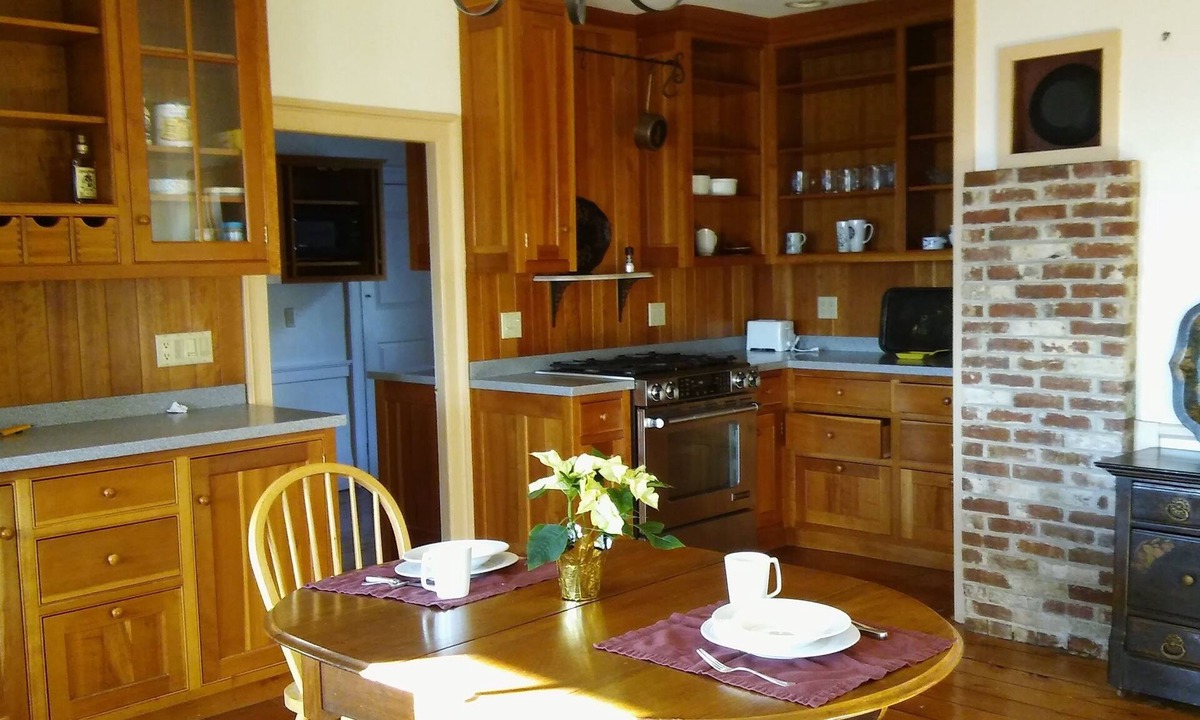 Edgecomb House | 5 Bedroom Riverfront Antique Home